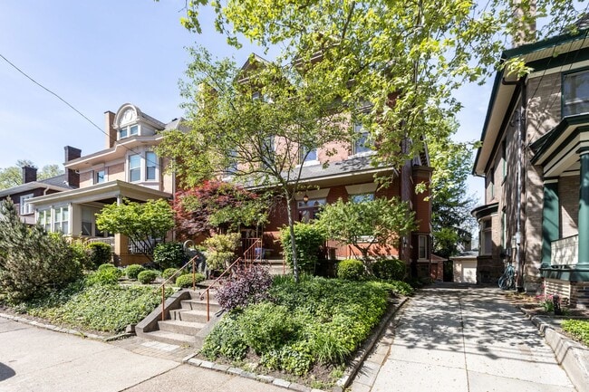 Building Photo - Stunning 5 Bedroom 2.5 Bathroom Home in Squirrel Hill