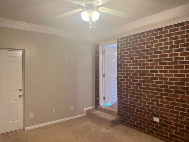 Building Photo - 3 Bedroom 3 Bathroom House with an Office.  Available Now!