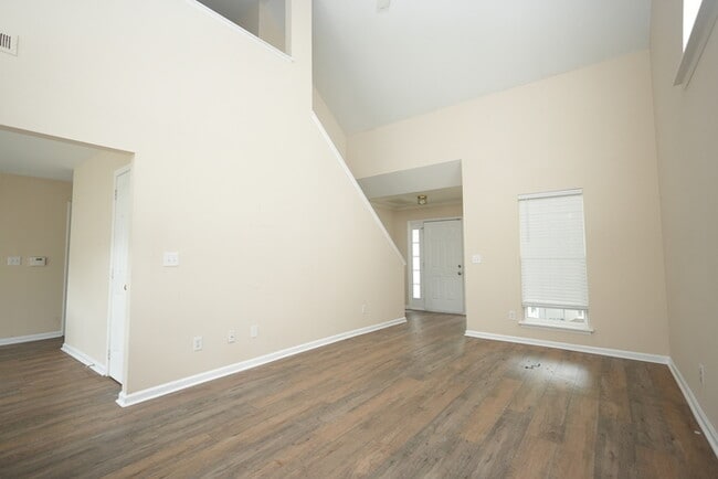 Building Photo - 3 bedroom, 2.5 bathroom home with great cu...
