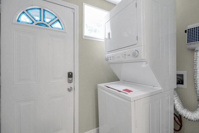 Building Photo - 570 Southwood Ave