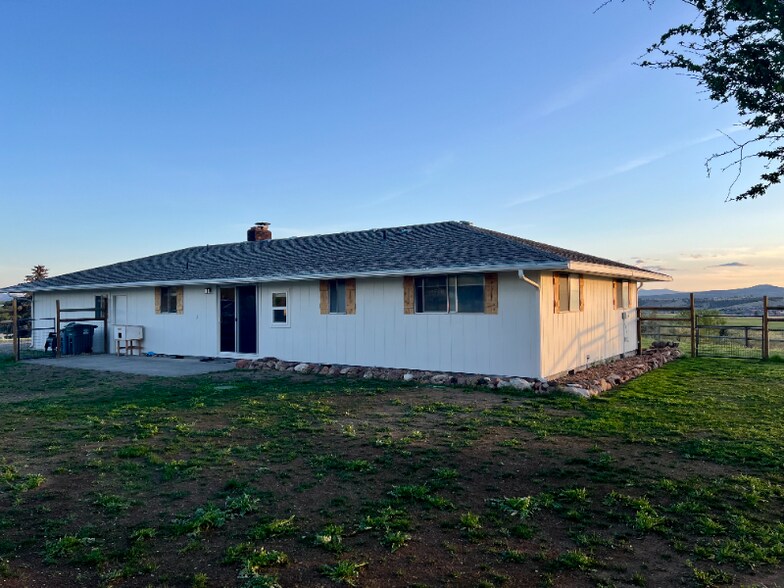 Building Photo - 1209 NE Brown Dr