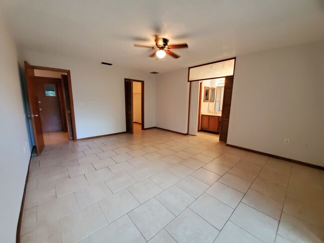 Building Photo - Spacious 3 bedroom/2bath/2 car garage in Lake Sarasota - Coming February