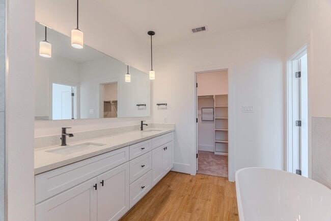 Building Photo - 7605 Victory Dr