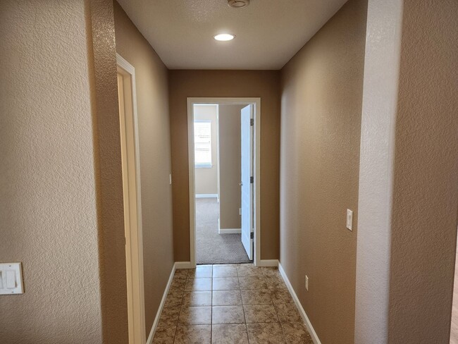 Building Photo - 4 Bedroom Home with 3 Car Garage in Dayton-Riverpark