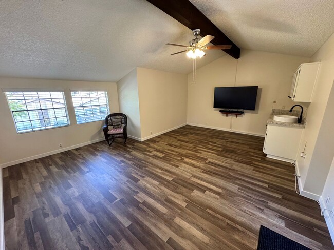 Building Photo - Remodeled County Square Villa Townhome- Fe...