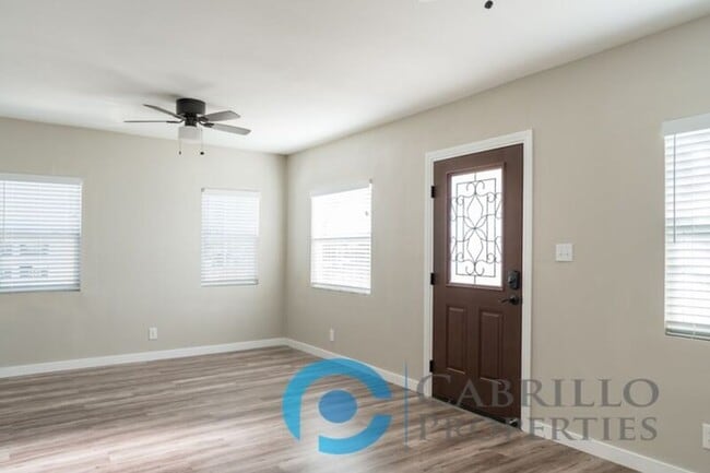 Building Photo - 4851 Mansfield St