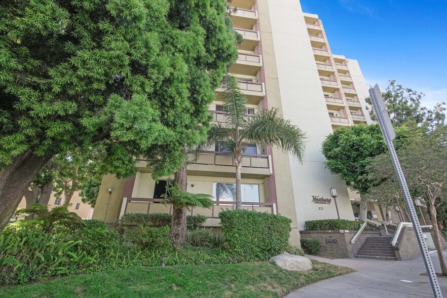 Building Photo - 321 S San Vicente Blvd