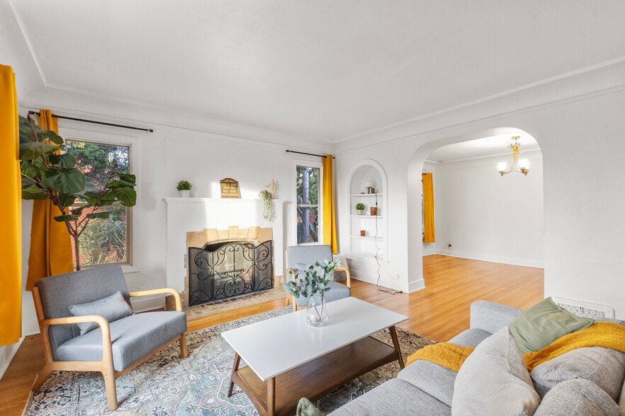 Living area - 710 Prospect Ave N