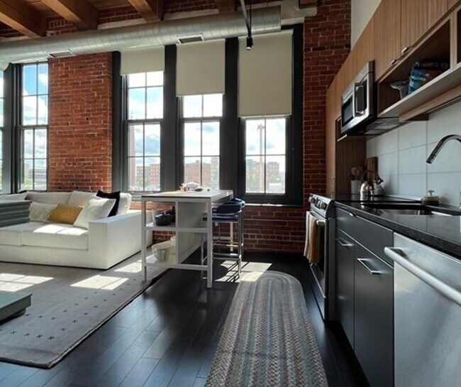 Building Photo - 319 A St
