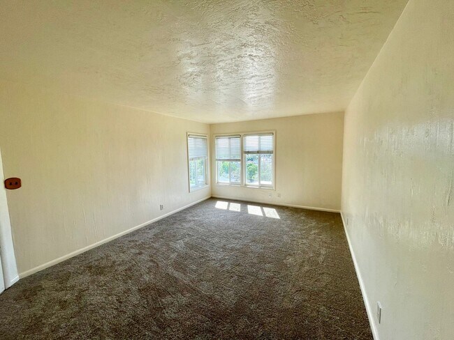 Building Photo - Vincent Park Triplex