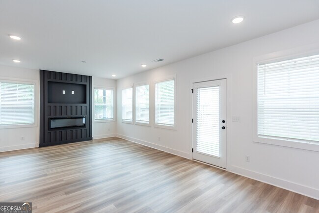 Building Photo - 3140 Marbella Cir