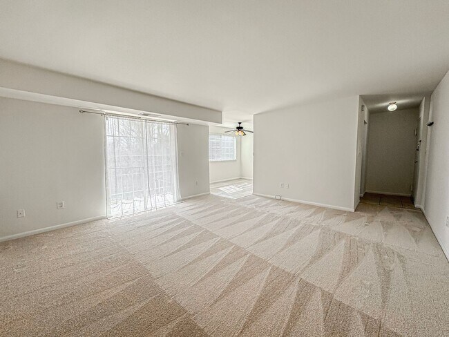 Building Photo - Sun-filled 1 Bed 1 Bath Condo In Scenic River Terrace - Water Included!