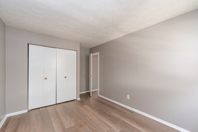 Building Photo - 27 Sylvan Park Ct