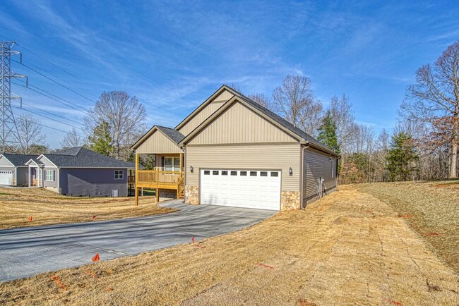 Building Photo - 4 Bedroom, 3 Bath Home with 2 Car Garage i...