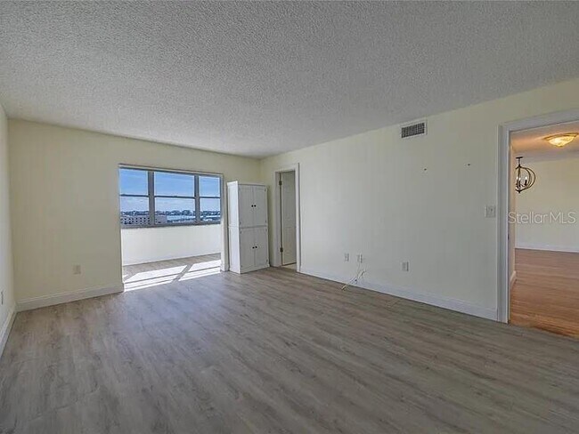 Building Photo - 4775 Cove Cir