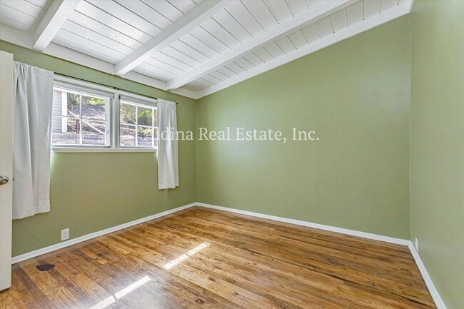 Building Photo - Private Country Setting!