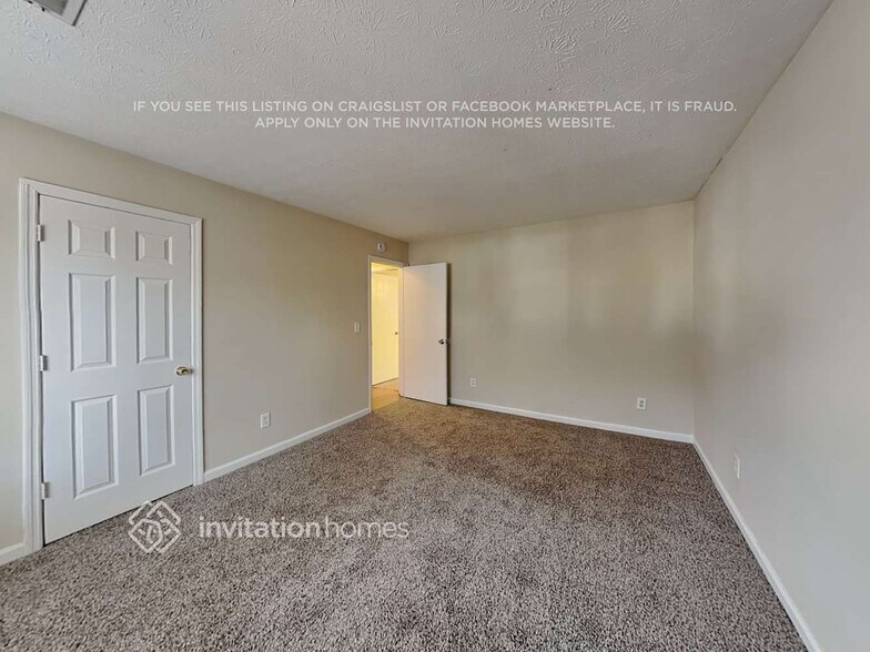 Building Photo - 2640 Woodside Dr