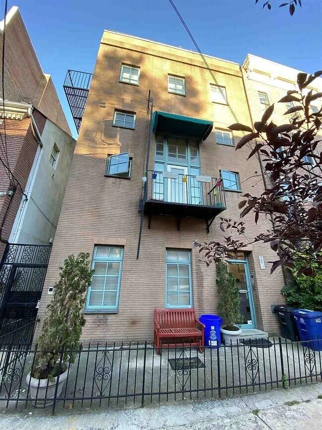 Building Photo - 219 Bloomfield St