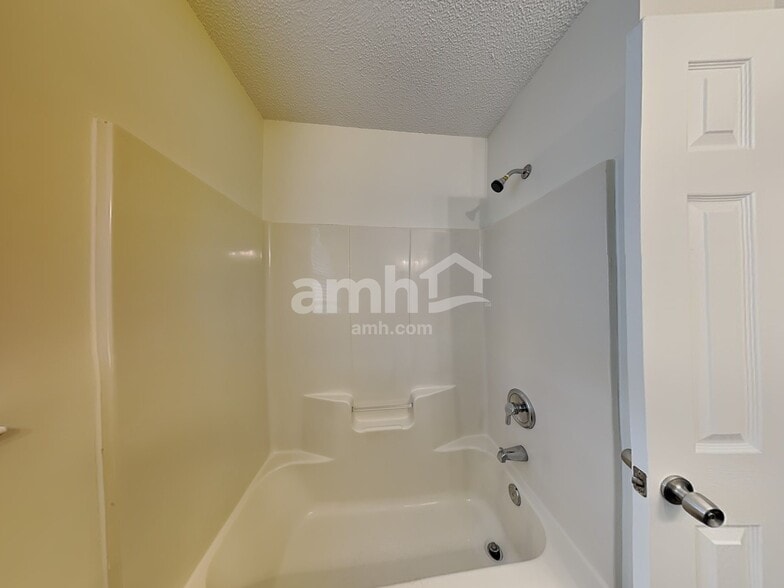 Building Photo - 14301 Blue Grass Dr