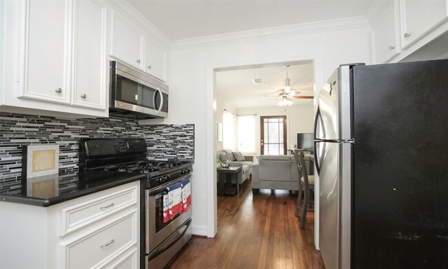 Building Photo - 4331 Marina St