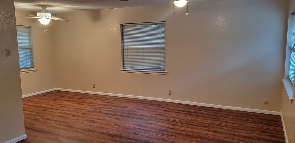 Building Photo - 210 W 14th St