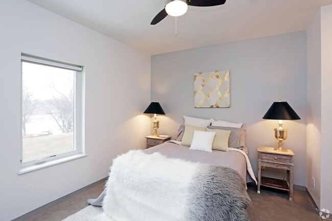 Building Photo - River View & Balcony Unit!