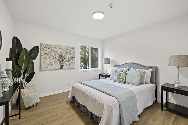 Building Photo - 2 Bedroom 1 Bathroom Charming Greenlake Home!
