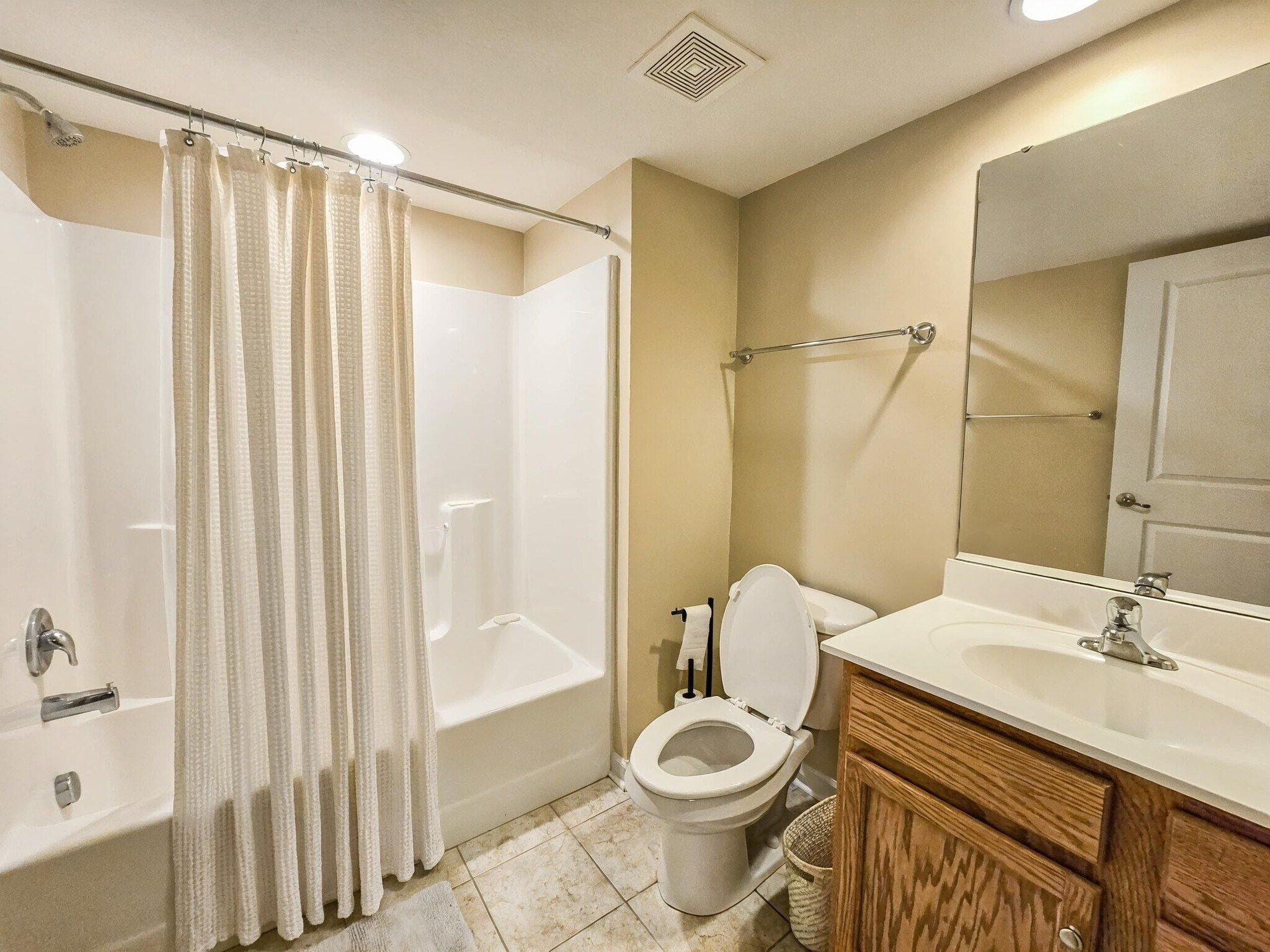 Building Photo - 813 Fairgate Dr