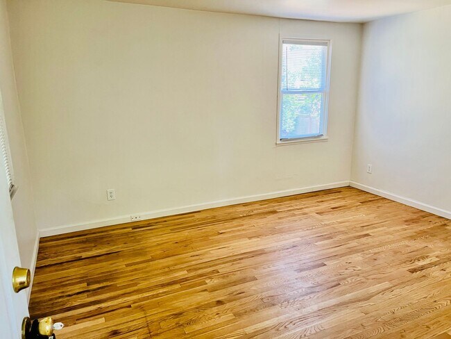 Building Photo - Crisp Duplex, offstreet parking, great backyard too.