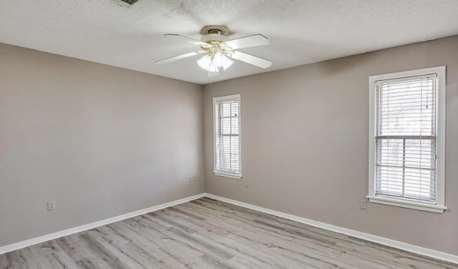 Building Photo - 221 Pecan Hill Dr