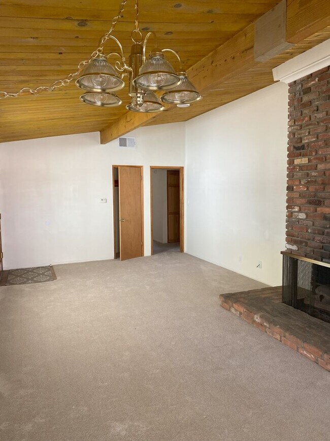 Building Photo - East End 3 Bedroom