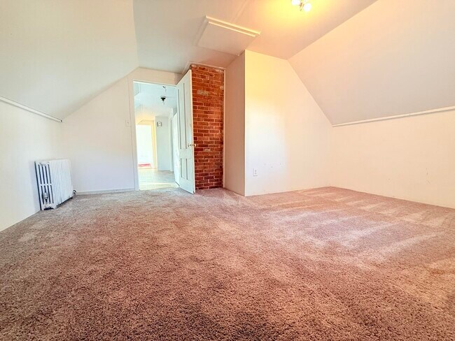 Building Photo - 10 Spruce Ave