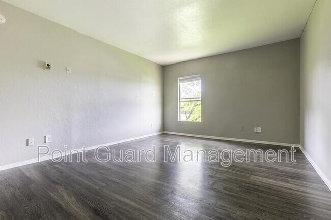 Building Photo - 4550 West Kiest Boulevard - 1034