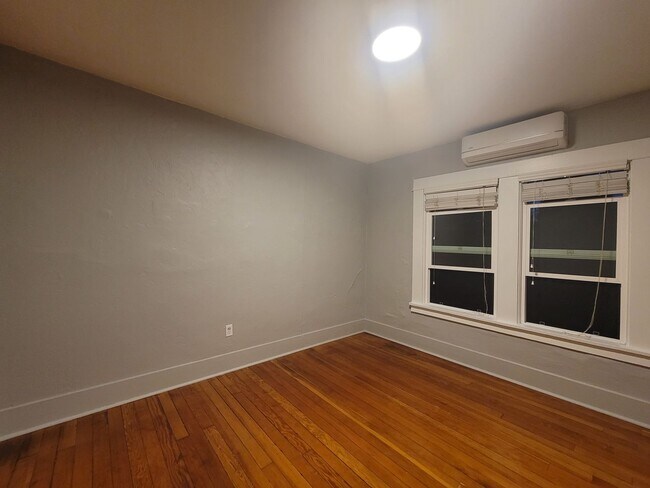 Building Photo - Charming 2 bed 1 bath