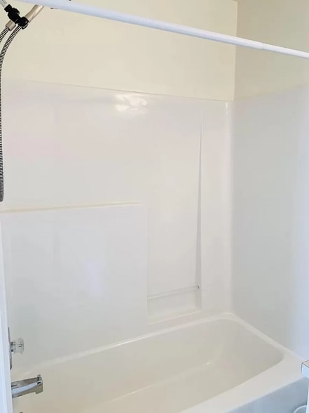 Building Photo - 903 Seven Oaks Blvd