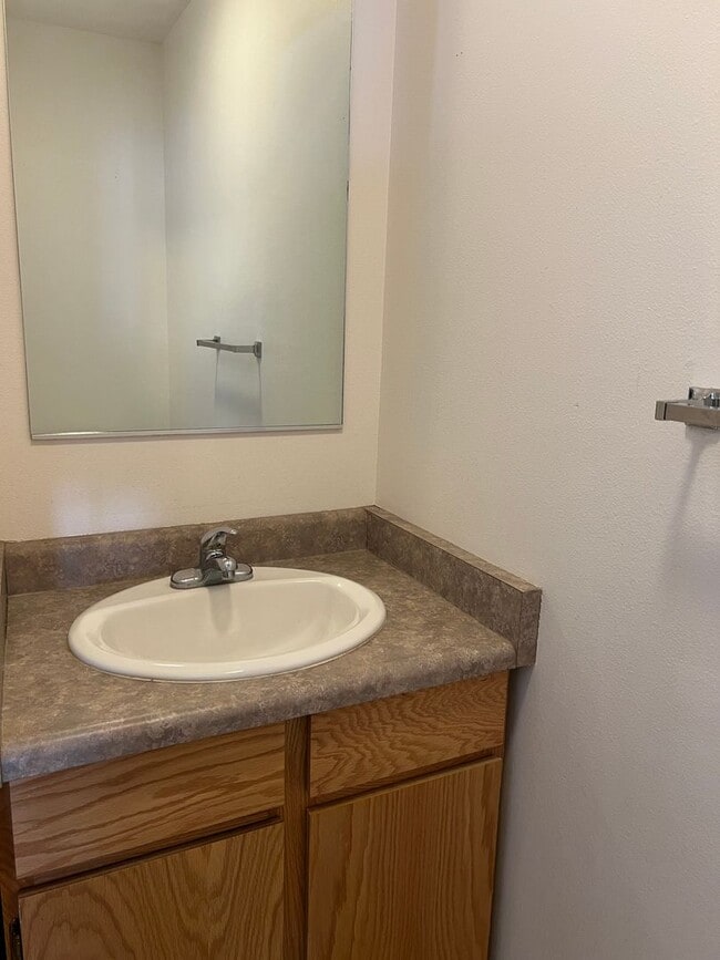 Building Photo - 2 bed 1.5 bath unit in the Meadows