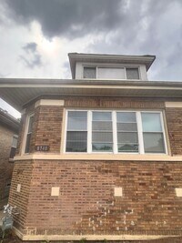 Building Photo - 8740 S Justine St