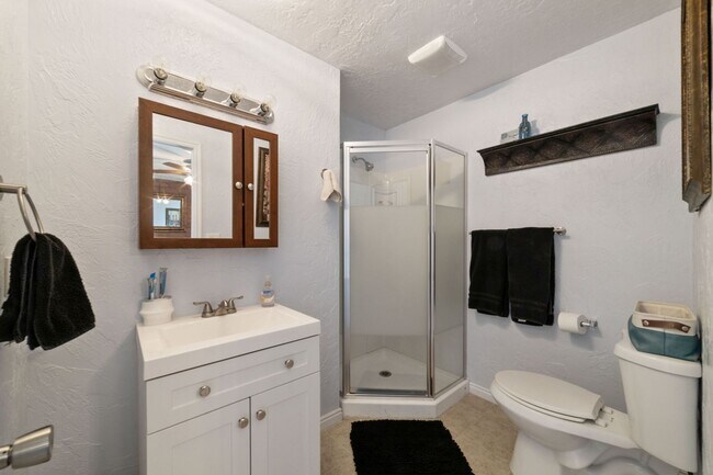 Building Photo - Charming 3 Bedroom Home Plus Casita