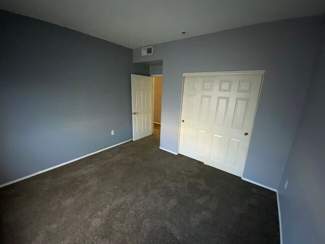 Building Photo - 2 Bed / 2 Bath Condo Ideally located near ...