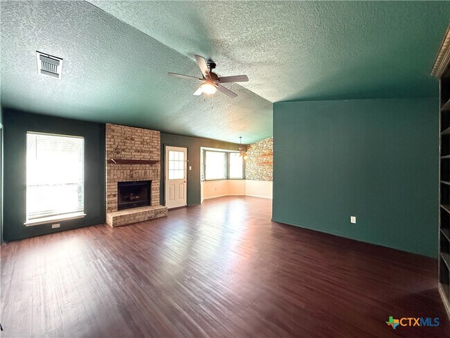Building Photo - 1813 Cedar Ln
