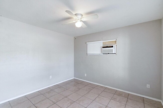 Building Photo - 2609 W Morten Ave