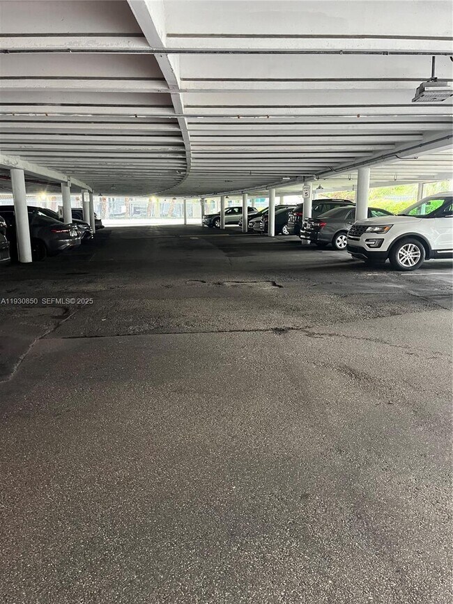 Building Photo - 1408 Brickell Bay Dr