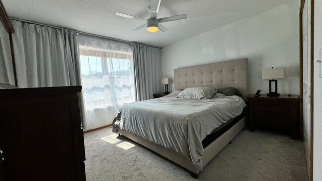 Building Photo - $1,800 | 3 Bedroom, 2 Bathroom Town Home |...