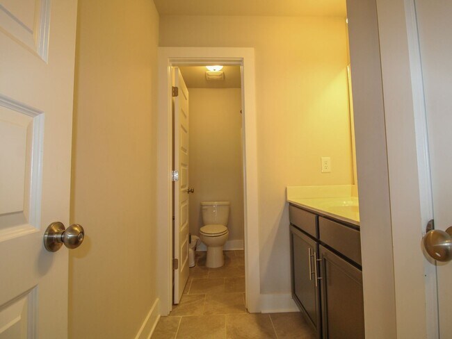 Building Photo - Great Location near Edgewater and Toyota F...