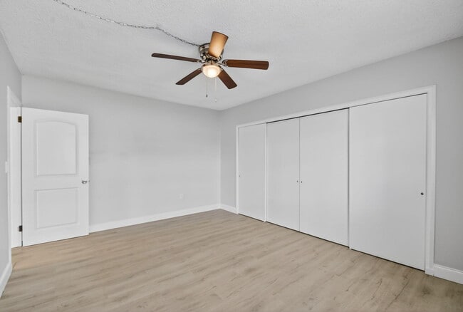 Building Photo - 15 S Golfview Rd