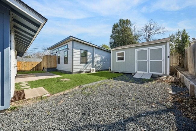 Building Photo - 1411 Fairfield Dr