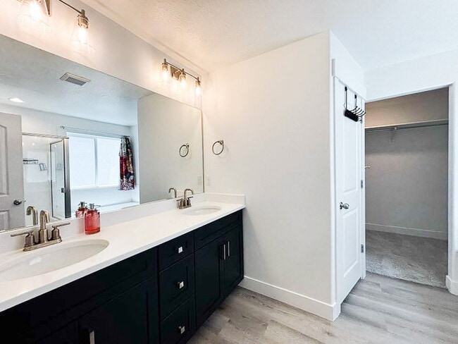 Building Photo - Newer Herriman Home - Open Floor Plan - Gr...