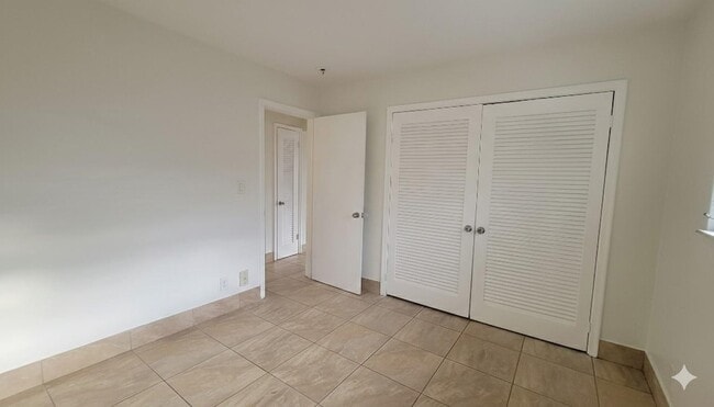 Building Photo - 1821 NE 56th St