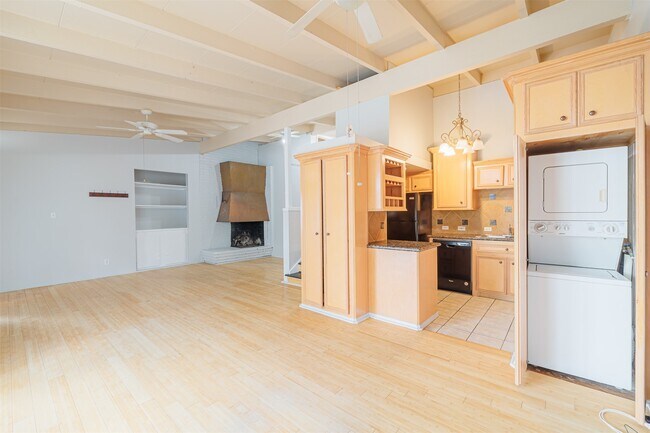 Building Photo - 5246 Memorial Dr