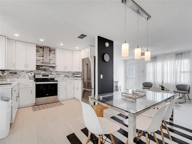 Building Photo - 4754 Lake Shore Dr